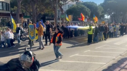 Desenes de persones participen en la marxa solidària amb Ucraïna a Platja d’Aro