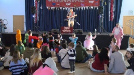 Disfresses de tota mena per acomiadar el Carnaval a Esclanyà