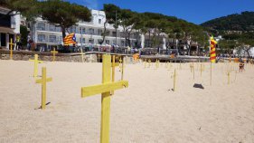 Disputes a la platja de Llafranc per la plantada de creus grogues a la sorra