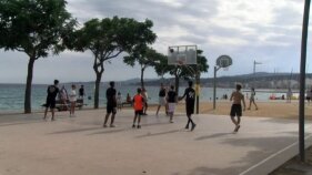 Diversos veïns de Palamós reclamen una solució per la pista de bàsquet del Passeig del Mar