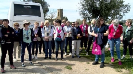 Dones del camp de la Baixa Saxònia visiten la granja de vacum de Monells