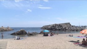 Dues platges del Baix Empordà suspenen en qualitat de l'aigua