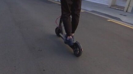 El 70% de les sancions a conductors de patinets elèctrics són per no portar el casc