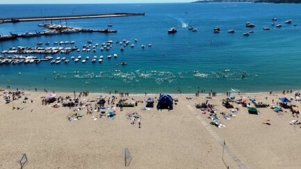 El 8è Beach Water Polo a Palamós suma 54 equips, 550 participants i més de 170 partits