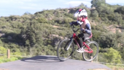 El Begur sobre rodes omple l'espai de Pumptrack de monopatins i bicicletes