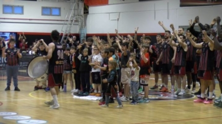 El Bisbal Bàsquet celebra la permanència a Segona FEB tot i la derrota contra el Huesca