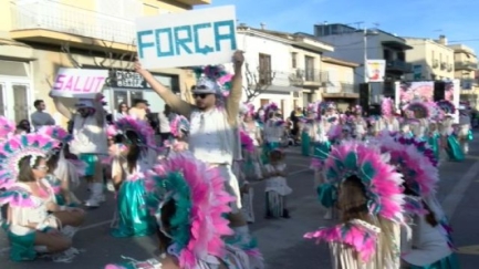 El Carnaval de l'Amistat de Santa Cristina torna a omplir els carrers de gent