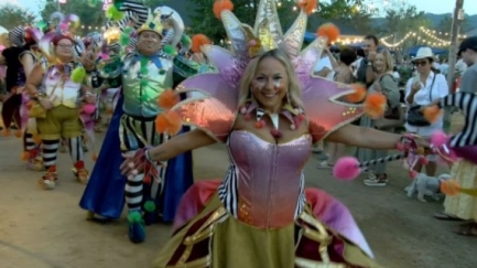 El carnaval d'estiu anima La Santa Market