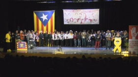 El concert solidari 'Veus per la llibertat' omple el Teatre Mundial de La Bisbal d'Empordà