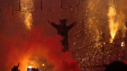 El correfoc dels Diables d’en Pere Botero omple de foc i festa els carrers de Sant Feliu