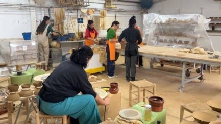 El curs 'Arrela't a l'argila' vol apropar la ceràmica a professionals de l'art