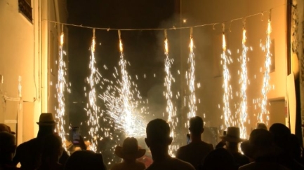 El foc encén la Festa Major de Sant Joan amb un correfoc ple de participación