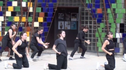 El grup de dansa SEEDs Red actua al Terracotta Museu de La Bisbal