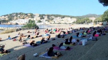 El ioga a la platja, aprofitar l’estiu per canviar de rutina