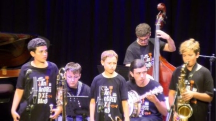 El jove grup Sant Andreu Dixie Band clou el cicle de Concerts d'Aro