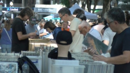 El Mercadisc omple de vinils i passió musical la Rambla de Sant Feliu