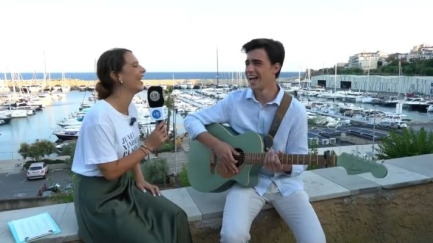 El músic NESO ens presenta i interpreta la seva primera cançó 'One since we were five'
