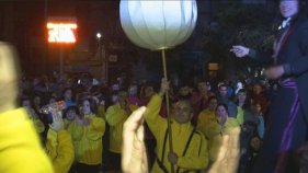 El nou rei carnestoltes de Sant Feliu rep la 'bomba'