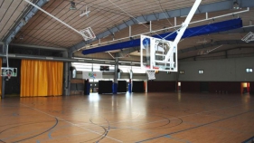 El pavelló de Santa Cristina disposa de tres pistes transversals de bàsquet