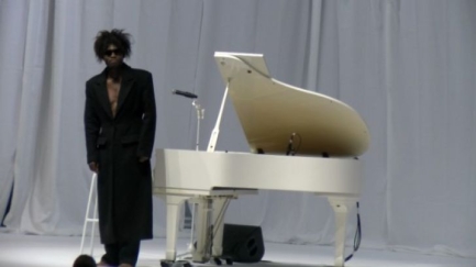 El piano del Benjamin Clementine captiva l'espai port del festival Porta Ferrada