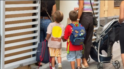 El primer dia de curs omple les aules de llibres i de la il·lusió dels més petits