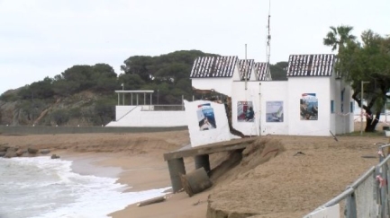 El temporal ensorra part de l'edifici que acull l'Escola de Vela de Platja d'Aro