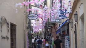 El VII Begur en Flor copsa els carrers de visitants i colors