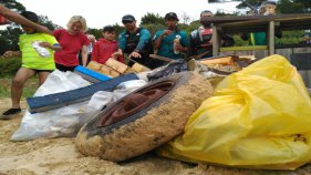 El voluntariat per la neteja del litoral Castell-Cap Roig extreu uns 300 kg de brossa