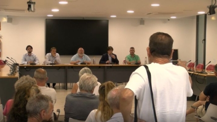 Els afectats per l'incendi exigeixen respostes en una reunió tensa a Calonge