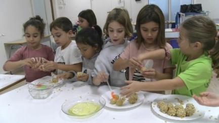 Els alumnes de l'Escola Vedruna aprenen a fer panellets per la Castanyada