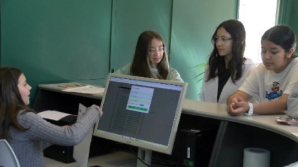 Els alumnes de sisè de Sant Feliu de Guíxols descobreixen el món del teatre des de dins