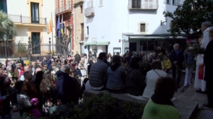 Els begurencs beneeixen la palma davant l'Església de Sant Pere