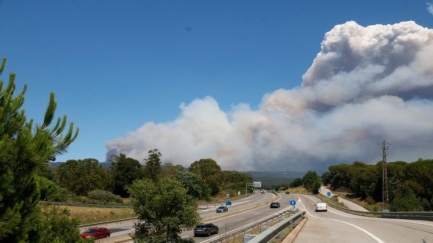 Els Bombers alerten que és 'importantíssim' tancar el flanc dret del foc