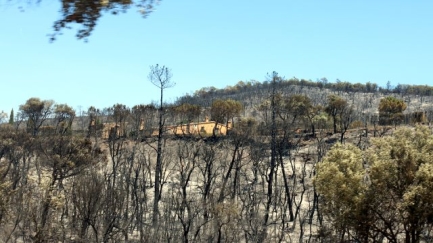 Els Bombers centren els esforços en tres punts de l'incendi que els 
