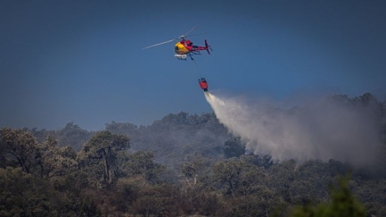Els Bombers estabilitzen el flanc dret de l'incendi de les Gavarres