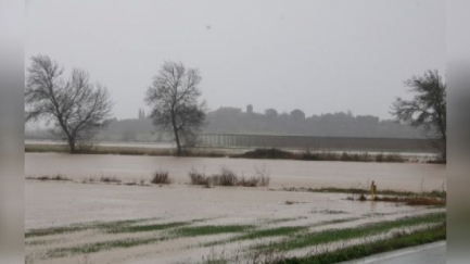 Els Bombers rescaten diversos conductors que creuaven rieres