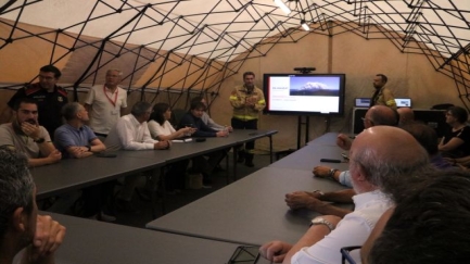 Els Bombers sobrevolen el perímetre de l'incendi per decidir si s'aixequen els confinament