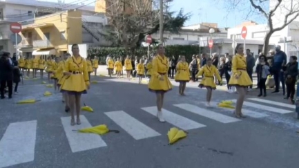 Els carrers de Sant Antoni s'omplen de carrosses sota un cel clar