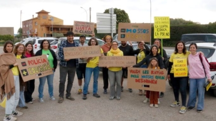 Els docents del Baix Empordà fan una marxa lenta en la vaga d'educació