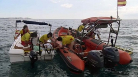 Els equips d'emergència de Platja d'Aro fan un simulacre d'accident de barca amb ferits