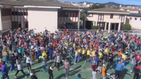 Els escolars de Sant Feliu celebren 20 anys d'intercanvi de llibres amb un lipdub