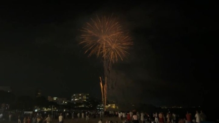 Els focs artificials llueixen a la revetlla de Sant Joan a platja d'aro