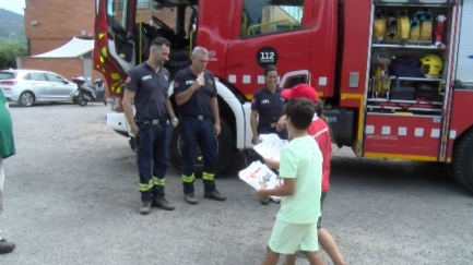 Els infants de Calonge i Sant Antoni lliuren els seus dibuixos als Bombers en agraïment