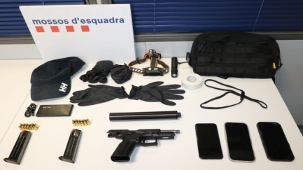 Els Mossos recuperen un cotxe robat a Begur amb una pistola i 24 bales a l'interior