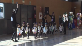 Els ninots de neu copsen la temàtica de la cercavila de la llar d'infants de Castell d'Aro