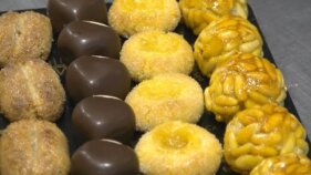 Els panellets tornen a protagonitzar els aparadors de les pastisseries per Tots Sants