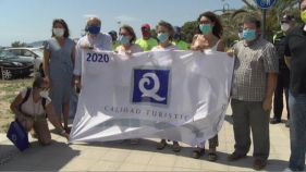 Els sanitaris hissen la bandera Q de Qualitat a la platja Gran de l'Estartit
