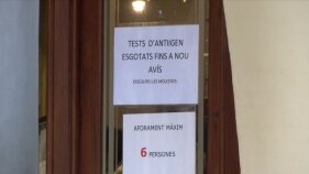 Els tests d'antígens arriben en compte gotes a les farmàcies de la comarca