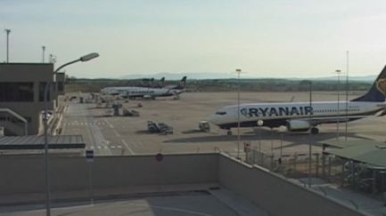 Els turistes que arriben a l'aeroport gironí tenen dificultats per arribar a destí