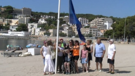 Els usuaris de la Fundació Vimar aixequen la Bandera Blava a les platges de Sant Feliu